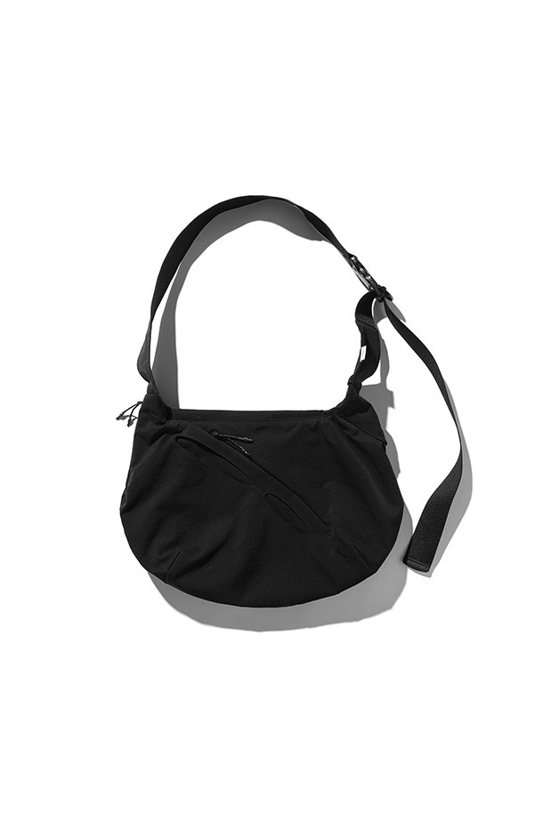 (CLESSTE) 소프트 쉘 퓨처 백 - 블랙은 미니멀, 클래식, 시크 스타일을 추구하는 남성을 위한 숄더백/크로스백입니다. 유기적인 타원형 포켓 디자인과 지퍼 디테일이 돋보이며, 고탄성, 내구성, 유연성을 갖춘 이중직 원단 TEXBRID를 사용하여 제작되었습니다. 미디엄 사이즈의 블랙 색상 무지 가방으로, 출근룩, 비즈니스 캐주얼, 여행룩 등 다양한 TPO에 활용 가능합니다. 가방 잠금 방식은 지퍼형이며, 숄더백 또는 크로스백으로 활용할 수 있어 실용적입니다.
