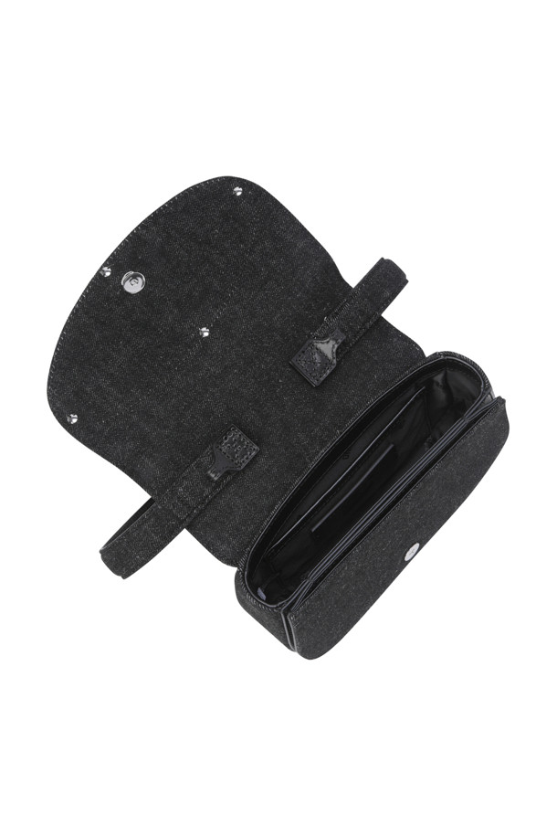 워싱 데님 소재와 블랙 컬러가 시크한 매력을 더하는 1DR 아이코닉 숄더백입니다. 가죽 소재와 미디엄 사이즈로 제작되어 실용성을 높였으며, D 플라크 장식과 빛바랜 효과가 빈티지한 무드를 연출합니다. 숄더 스트랩과 벨트 스트랩을 활용해 다양한 스타일링이 가능하며, 플랩 잠금 방식과 사각 쉐입으로 세련된 디자인을 완성했습니다.
