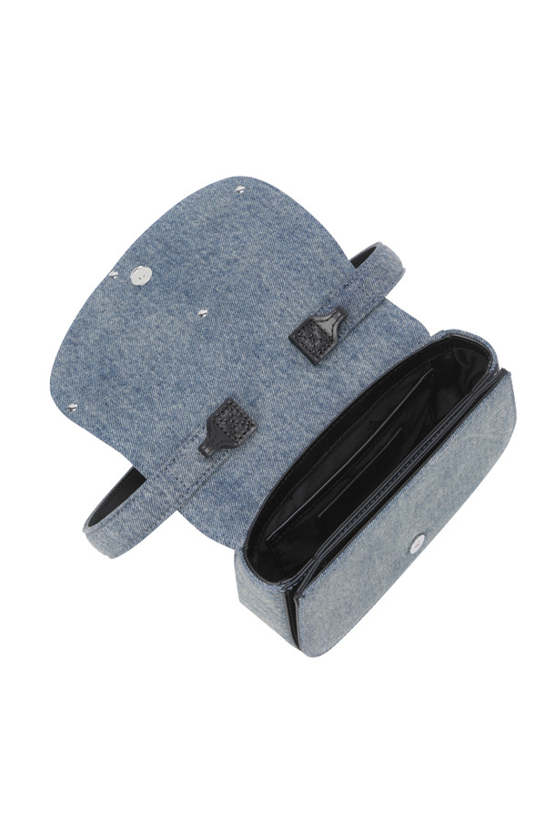 1DR 아이코닉 숄더백은 솔라이즈드 데님 소재에 매트 마감과 톤온톤 디테일로 세련된 감각을 더한 여성 숄더백입니다. 미디엄 사이즈로, 데님과 가죽의 조화가 돋보이며, 빛바랜 효과가 빈티지하면서도 트렌디한 무드를 선사합니다. 플랩 잠금 방식을 적용했으며, D 플라크 디자인 장식과 숄더/벨트 스트랩으로 다양한 스타일 연출이 가능합니다.
