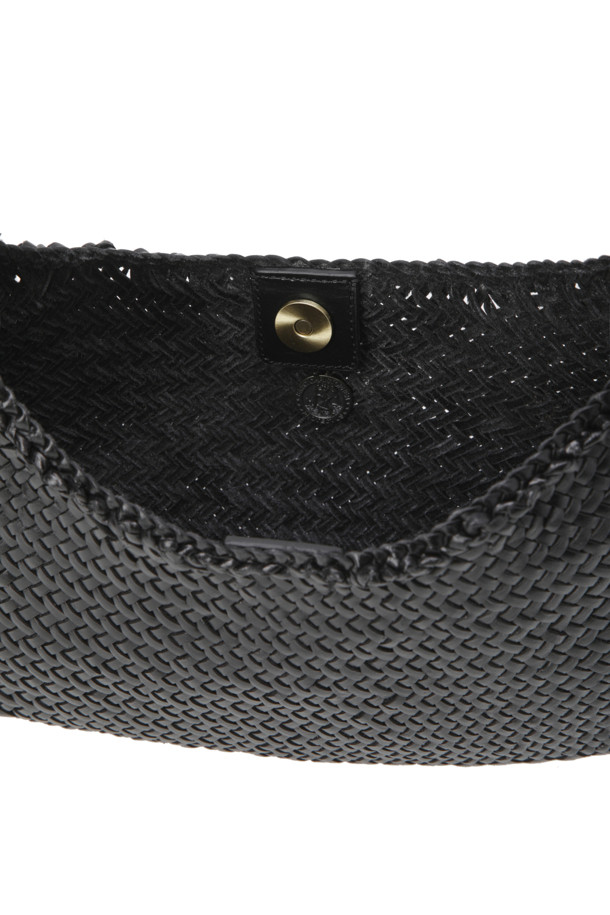 NOVA LUNA (노바 루나) - BLACK 숄더백은 소가죽과 버팔로 가죽을 혼합하여 제작된 여성용 미디엄 사이즈 가방입니다. 블랙 컬러의 무지 디자인이며, 반원 형태의 세련된 실루엣을 자랑합니다. 우븐 핸들과 세인트 크리스토퍼 메달 참 장식이 돋보이며, 핸드메이드로 제작되어 고급스러움을 더합니다. 자석형 잠금 방식과 안감 없는 오픈 탑 디자인으로 실용성을 높였으며, 일상적인 용도로 활용하기 좋습니다. 루나 메짜의 컴팩트 버전으로 클래식, 미니멀, 시크 스타일을 즐겨 입는 분들께 추천합니다.
