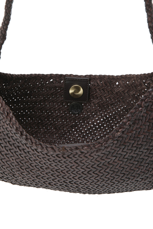 NOVA LUNA (노바 루나) - 다크 브라운 숄더백은 부드러운 버팔로 송아지가죽으로 제작된 미디엄 사이즈의 여성 숄더백입니다. 둥근 반원 형태에 우븐 핸들과 메달 참 장식이 돋보이며, 안감 없이 핸드메이드로 제작되어 자연스러운 멋을 더합니다. 자석형 잠금 방식으로 디자인되었으며, 데이트룩, 모임룩, 카페룩 등 다양한 TPO에 활용하기 좋습니다. 클래식, 미니멀, 시크 스타일을 즐겨 입는 여성에게 세련된 포인트를 더해줄 아이템입니다. 컴팩트한 루나 메짜의 매력을 그대로 담았습니다.
