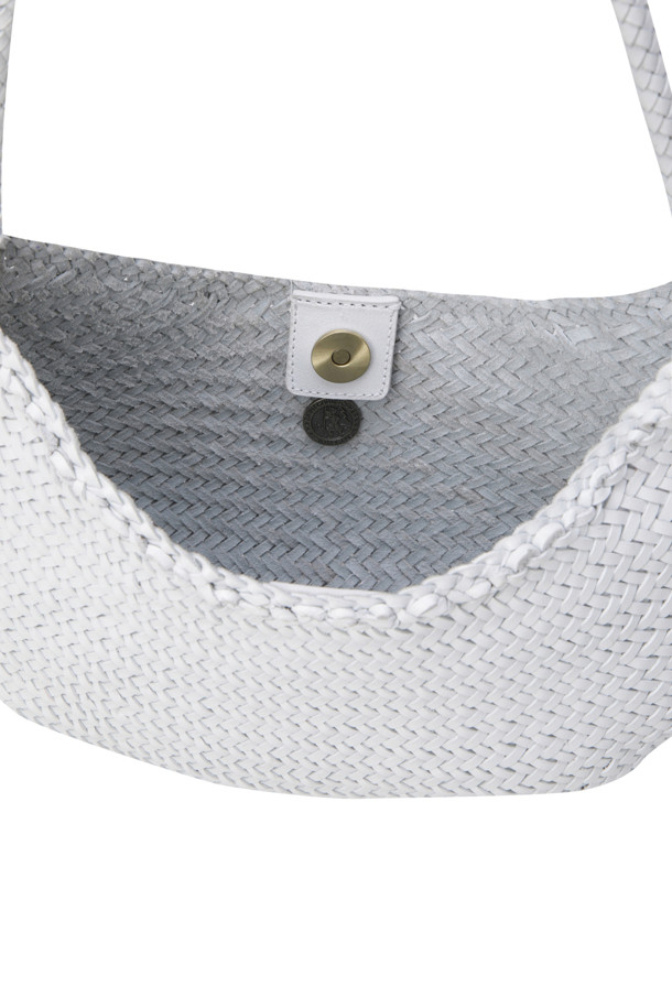 NOVA LUNA - 화이트 숄더백은 부드러운 버팔로 송아지 가죽 소재의 미디엄 사이즈 여성 가방입니다. 반원 형태의 무지 디자인으로, 우븐 핸들과 메달 참 장식이 돋보입니다. 핸드메이드 방식으로 제작되었으며, 안감이 없는 오픈 탑에 자석형 잠금 방식을 적용하여 실용성을 더했습니다. 루나 메짜의 컴팩트 버전으로, 둥글고 부드러운 디자인이 특징이며, 데이트룩, 쇼핑룩, 모임룩 등 다양한 TPO에 클래식, 미니멀, 시크 스타일을 연출하기 좋습니다.
