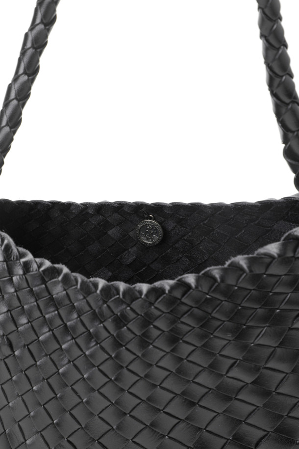 로산나 (ROSANNA) - 블랙 바게트백은 여성들을 위한 클래식 스타일의 가방입니다. 부드러운 소가죽과 버팔로 가죽을 직조 방식으로 엮어 섬세하게 제작되었으며, 미디엄 사이즈로 데이트룩, 모임룩 등 다양한 TPO에 활용하기 좋습니다. 내부 안감이 없는 디자인으로, 오픈형 잠금 방식과 세인트 크리스토퍼 메달 참 장식이 특징입니다. 미니멀하고 시크한 스타일을 연출하며, 일상에서 세련된 포인트를 더해줍니다.
