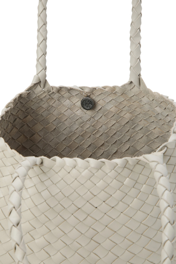 산타 크로체 빅 - 펄은 여성들을 위한 라지 사이즈 가방입니다. 가죽 소재에 진주색(Pearl) 컬러로, 불규칙한 가죽 직조 스트랩과 반원 형태가 특징입니다. 메달 참 장식으로 포인트를 더했으며, 오픈형 디자인으로 소지품을 쉽게 넣고 꺼낼 수 있습니다. 핸드메이드로 제작되어 우아한 실루엣을 자랑하며, 안감 처리는 되어 있지 않습니다. 데이트룩, 쇼핑룩, 모임룩 등 다양한 TPO에 클래식, 미니멀, 시크 스타일을 연출하기 좋습니다.
