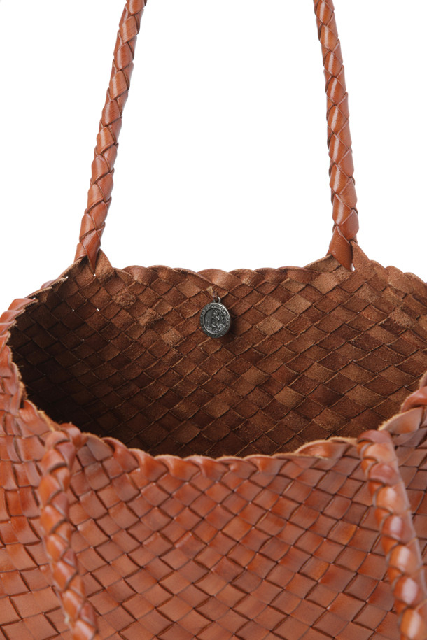 산타 크로스 빅 - 탄(SANTA CROCE BIG - TAN)은 여성용 가방으로, 라지 사이즈의 가죽 소재로 제작되었습니다. 탄(Tan) 컬러의 핸드메이드 가방으로, 불규칙한 가죽 직조 스트랩과 메달 참 장식이 돋보이는 디자인입니다. 오픈형 가방으로, 우아한 실루엣을 자랑하며 안감 처리는 되어 있지 않습니다. 쇼핑, 여행, 모임 등 다양한 TPO에 클래식, 미니멀, 리조트 스타일로 연출하기 좋습니다.
