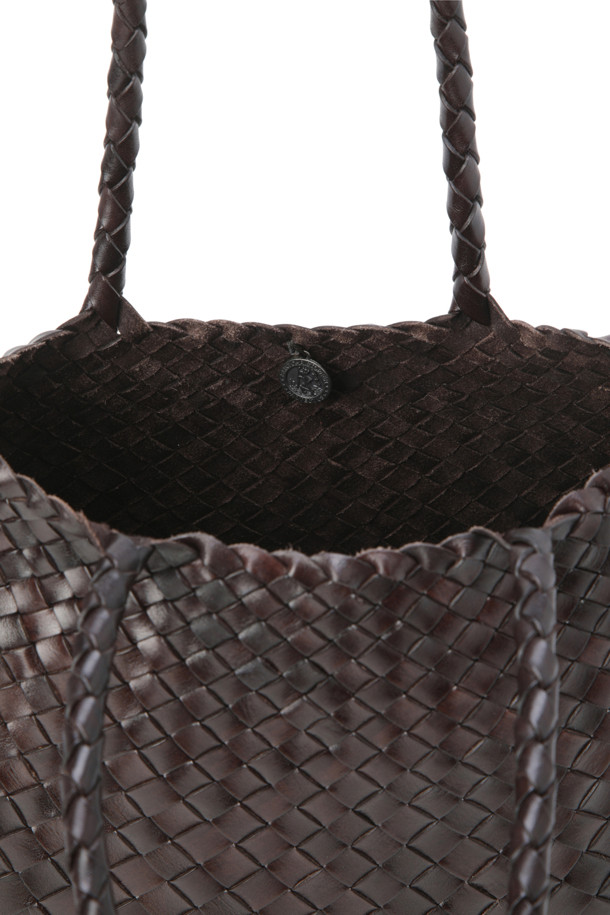 SANTA CROCE BIG (산타 크로체 빅) - 다크 브라운 토트백은 여성들을 위한 가죽 소재의 미디엄 사이즈 가방입니다. 불규칙한 가죽 직조 스트랩과 메달 참 장식이 돋보이며, 핸드메이드로 제작되어 고급스러움을 더합니다. 오픈형 디자인으로 소지품을 간편하게 수납할 수 있으며, 안감이 없어 자연스러운 멋을 연출합니다. 데이트룩, 쇼핑룩, 모임룩 등 다양한 TPO에 클래식, 미니멀, 시크 스타일로 연출하기 좋습니다. 사각 형태의 가방은 세련된 디자인을 완성합니다.
