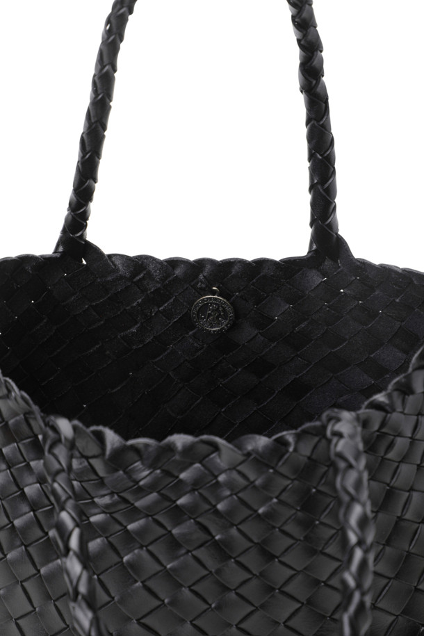 **산타 크로체 스몰 - 블랙** 토트백은 여성용 가방으로, 우아한 스타일을 추구하는 분들을 위한 아이템입니다. 블랙 컬러의 가죽 소재에 직조 패턴이 돋보이며, 반원 형태의 디자인과 메달 참 장식이 특징입니다. 오픈형으로 편리하게 물건을 넣고 꺼낼 수 있으며, 핸드메이드로 제작되어 고급스러움을 더합니다. 데이트룩, 모임룩 등 TPO에 활용하기 좋으며, 클래식, 미니멀, 시크한 스타일을 연출하기에 적합합니다.
