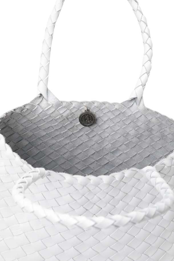 산타 크로체 스몰 - 화이트는 여성 고객을 위한 가방입니다. 가죽 소재의 화이트 컬러 토트백으로, 스몰 사이즈에 사각형 모양을 갖췄습니다. 핸드메이드 방식으로 제작되었으며, 불규칙한 가죽 직조 스트랩과 세인트 크리스토퍼 메달 참 장식이 돋보입니다. 오픈형 디자인으로, 데이트룩, 쇼핑룩, 카페룩 등 다양한 TPO에 클래식, 미니멀, 시크 스타일로 연출하기 좋습니다. 안감 처리는 되어 있지 않습니다.
