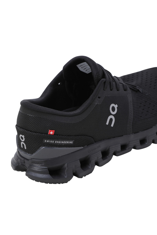 Cloud X 4 (블랙 이클립스) 러닝화는 남성용 러닝화로, 러닝과 일상생활 모두에 적합합니다. 메쉬와 고무 소재를 사용하여 통기성이 뛰어나고, 가볍게 제작되어 편안한 착용감을 선사합니다. 플랫 굽에 라운드 앞코 디자인으로, 캐주얼, 스포티, 미니멀한 스타일을 연출하기 좋습니다. 288g의 가벼운 무게와 접지력을 강화하여 활동적인 움직임을 지원하며, 사계절 내내 활용 가능합니다. 끈으로 조절하는 디자인의 로우탑 신발로, 블랙 컬러의 무지 패턴이 어떤 옷에도 잘 어울립니다.
