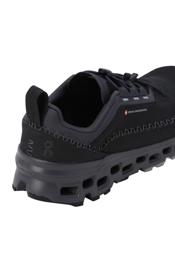 Cloudaway 2 (클라우드어웨이 2) - Black Eclipse (블랙 이클립스)는 남성용 러닝화로, 가볍고 편안한 착용감을 제공합니다. 블랙 컬러의 무지 디자인은 미니멀하고 스포티한 스타일을 연출하며, 토글 레이스 방식으로 간편하게 조절할 수 있습니다. 286g의 가벼운 무게와 발수 기능으로 쾌적한 러닝과 일상생활을 지원하며, 넓은 토박스는 편안한 발볼을 가진 분들에게 적합합니다. 러닝룩, 산책룩, 캐주얼 스타일 등 다양한 TPO에 활용할 수 있는 사계절용 신발입니다.
