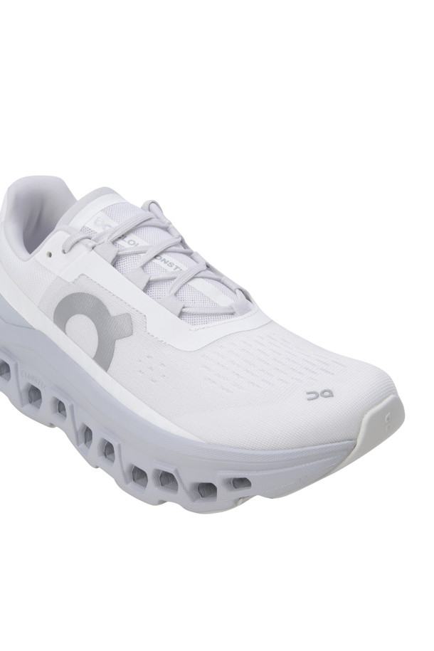 Cloudmonster (화이트 글래시어)는 남성 러닝화로, 러닝과 일상생활 모두에 적합합니다. 화이트와 그레이 컬러의 무지 디자인에 라운드 앞코, 끈으로 여미는 스타일입니다. 쿠셔닝, 경량성, 반발력을 갖춘 CloudTec 기술, Speedboard 기술, Helion 슈퍼폼을 사용하여 편안함과 퍼포먼스를 동시에 제공합니다. 미니멀, 스포티, 캐주얼 스타일의 러닝룩을 연출하기에 좋습니다.
