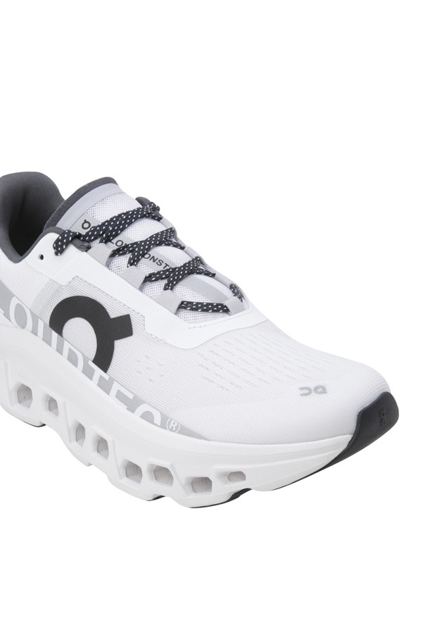 Cloudmonster (클라우드몬스터) - All White는 러닝과 일상에서 모두 활용 가능한 남성용 러닝화입니다. 미니멀, 스포티, 캐주얼 스타일을 아우르며 러닝룩과 피트니스룩에 적합합니다. 화이트 컬러의 무지 디자인으로, 라운드 앞코와 끈으로 여미는 스타일입니다. CloudTec® 쿠셔닝, Speedboard® 적용, Helion™ 슈퍼폼, 275g의 경량, 포워드 롤링 모션 등의 기술이 적용되어 쿠셔닝, 경량성, 반발력을 제공합니다. 사계절 모두 착용 가능하며, 발볼은 일반입니다.
