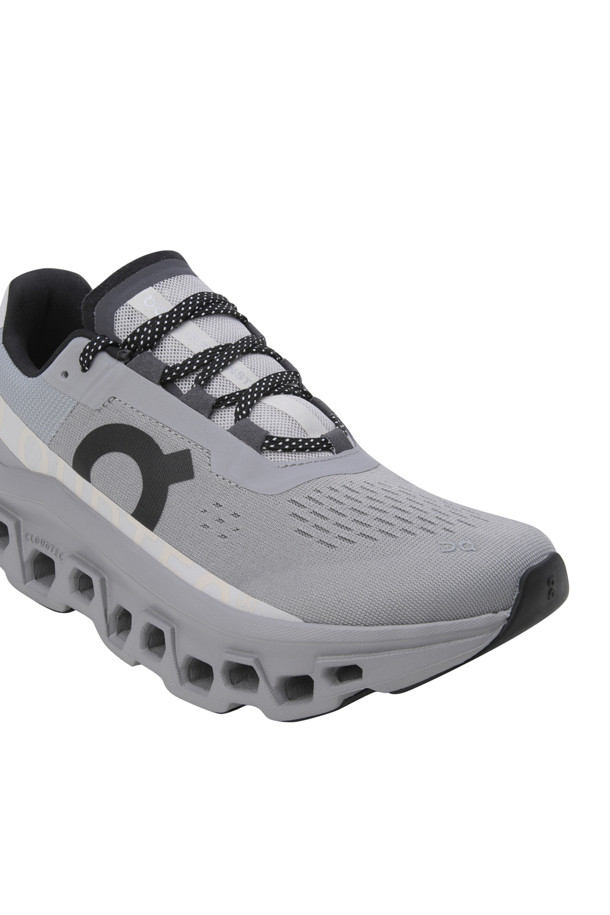 Cloudmonster (클라우드몬스터) - Alloy Silver (얼로이 실버)는 러닝과 데일리 용도로 적합한 남성용 러닝화입니다. 실버와 그레이 컬러의 무지 디자인으로 미니멀, 스포티, 캐주얼 스타일을 연출하기 좋습니다. 합성소재를 사용하여 사계절 모두 착용 가능하며, 라운드 앞코에 끈으로 여미는 로우탑 스타일입니다. CloudTec® 쿠셔닝, Helion™ 슈퍼폼, Speedboard® 기술을 통해 뛰어난 쿠셔닝, 반발력, 경량성을 제공하여 275g의 가벼운 착용감을 느낄 수 있습니다. 발을 앞으로 밀어주는 포워드 롤링 모션으로 더욱 효율적인 러닝을 경험해 보세요.
