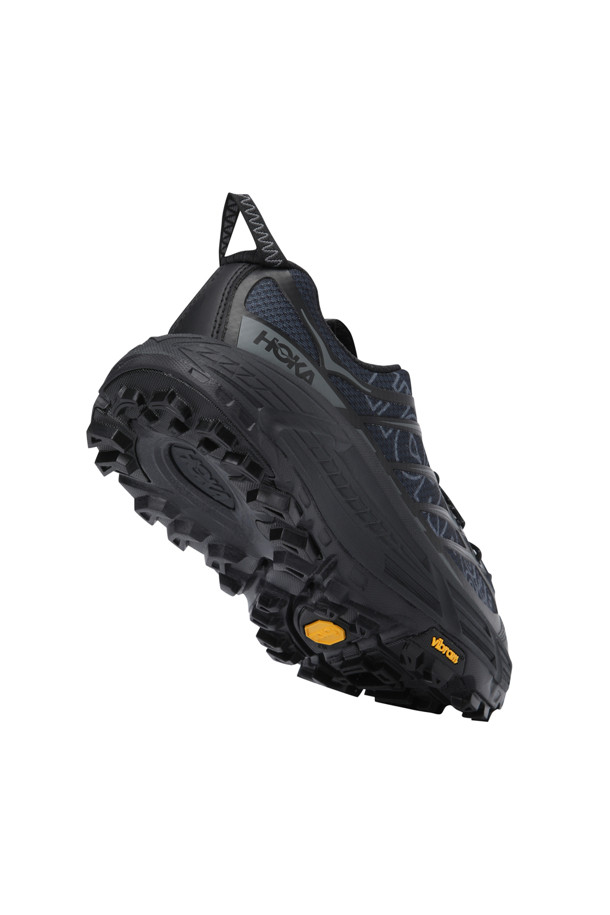 MAFATE THREE2 WORDM (마페이트 쓰리 투 워드엠) - BLACK/OUTER ORBIT은 남성용 운동화로, 하이킹과 트레일러닝에 적합합니다. 블랙 컬러의 라운드 앞코 디자인, 합성가죽 소재, 퀵레이스 신발 여밈, 미드컷 탑라인이 특징입니다. 압축 성형 EVA 미드솔과 Vibram® Megagrip 아웃솔을 사용하여 강력한 접지력을 제공하며, 쿠셔닝 기능을 갖춰 활동성을 높였습니다. 고프코어, 스포티, 캐주얼 스타일의 등산룩, 러닝룩, 캠핑룩에 잘 어울립니다.
