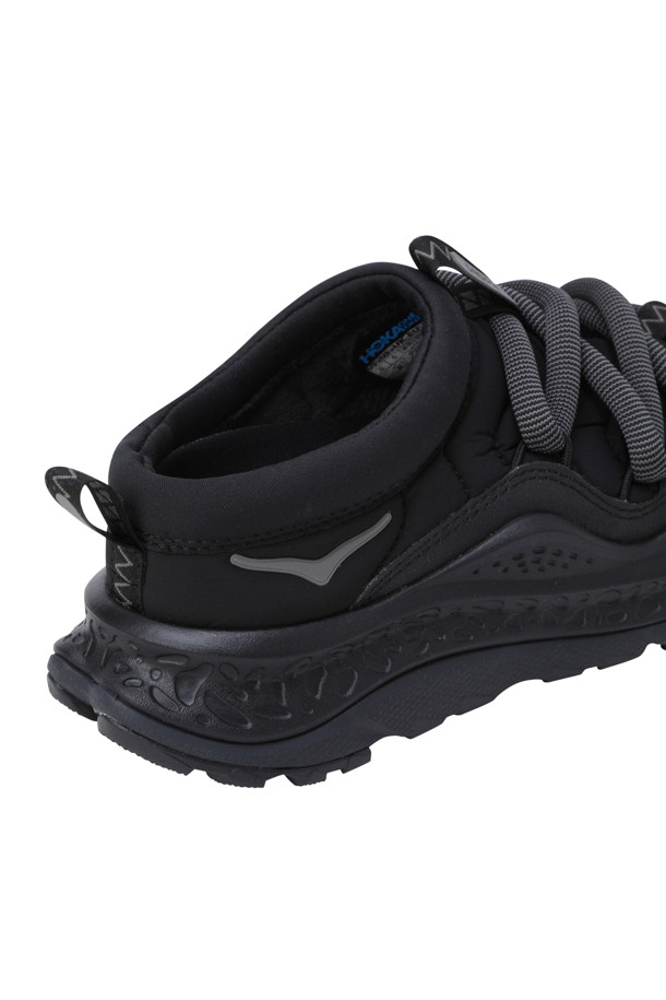 ORA PRIMO (오라 프리모) - BLACK/BLACK 남성 운동화는 일상, 운동 등 다양한 활동에 적합한 제품입니다. 블랙 컬러의 무지 디자인에 라운드 앞코, 레이스업 신발 여밈으로 캐주얼, 미니멀, 스포티 스타일을 연출합니다. 합성가죽 소재, 로우탑 디자인으로 제작되었으며, 단열 퍼프 어퍼, 지그재그 스티치 디테일, 라운드 탄성 레이스 시스템, 보호용 발가락 범퍼 등의 특징을 갖추었습니다. 봄, 여름, 가을 계절에 착용하기 좋으며, 출근룩과 산책룩에 매치하기 좋습니다.
