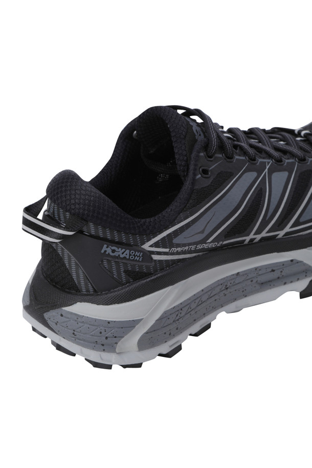 MAFATE SPEED 2 (마파테 스피드 2) - BLACK/CASTLEROCK (블랙/캐슬록)은 아웃도어 및 일상 활동에 적합한 남성용 운동화입니다. 블랙과 캐슬록 컬러 조합의 무지 디자인으로, 고프코어, 스포티, 캐주얼 스타일을 연출하기 좋습니다. 라운드 앞코에 끈으로 여미는 로우탑 디자인이며, 사계절 착용 가능합니다. 나일론과 고무 소재를 사용하여 내구성을 높였으며, meta-rocker 기술과 5mm Vibram Mega-Grip tread (비브람 메가-그립 트레드)를 적용하여 장거리/장시간 활동 시 쿠셔닝을 제공합니다. 등산룩, 러닝룩, 여행룩 등 다양한 TPO에 활용할 수 있습니다.
