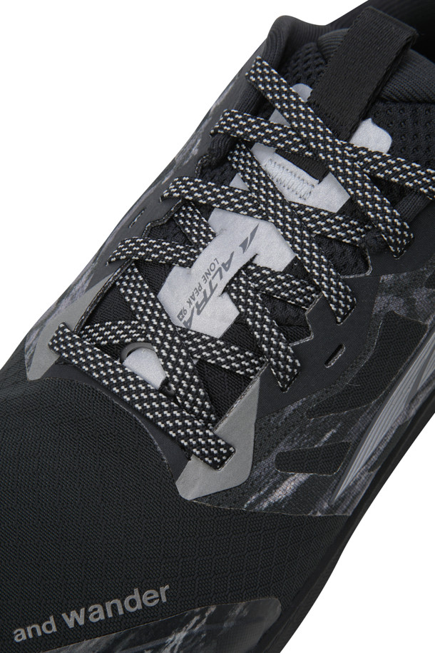 (AND WANDER) 알트라 × 앤드 원더 론 피크 9+ - D.GREEN은 하이킹과 트레일 러닝에 적합한 남성용 운동화입니다. 다크 그린과 블랙 컬러로 출시되었으며, 사계절 모두 착용 가능합니다. 라운드 앞코에 끈형 여밈, 로우탑 디자인으로 제작되었으며, 비브람 아웃솔을 사용하여 접지력을 강화했습니다. 방수 기능을 갖춘 트레일 러닝화로, 고프코어, 스포티, 캐주얼 스타일을 연출하기 좋습니다. 앤드 원더(and wander) 콜라보레이션 제품입니다.