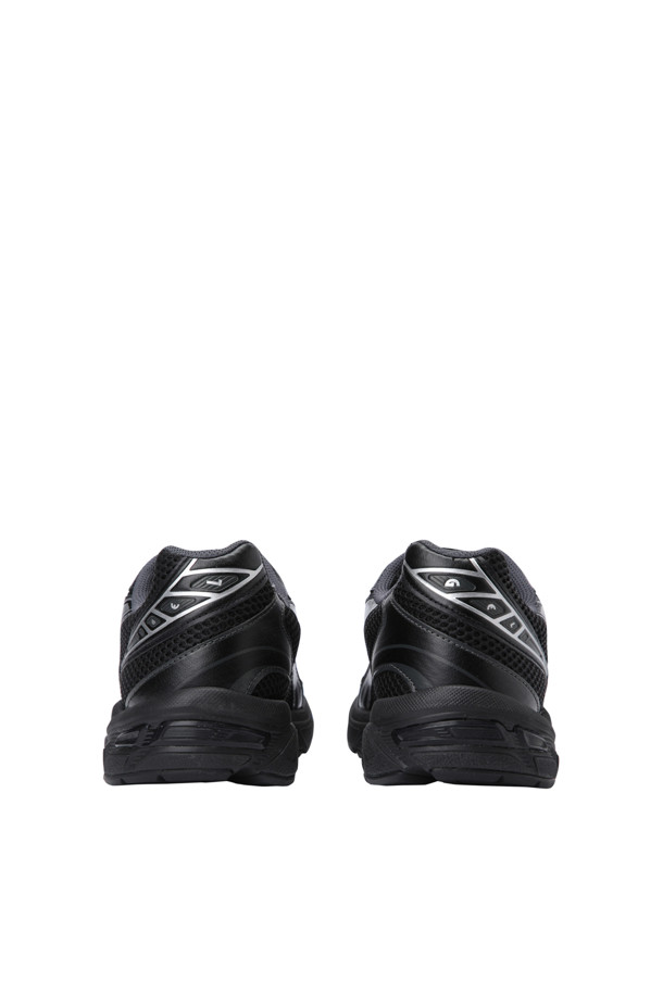 (ASICS) 젤-1130 - 블랙 퓨어 실버는 러닝 및 일상용으로 적합한 남성 운동화입니다. 블랙과 실버 컬러 배색이 세련된 디자인을 연출하며, 메쉬와 합성가죽 소재로 제작되어 통기성이 우수합니다. 라운드 앞코에 끈으로 여미는 스타일이며, 레트로 디자인과 로고 패턴이 특징입니다. 젤 쿠셔닝, SpEVA 미드솔, 듀오맥스, AHAR+ 기술을 통해 편안한 착화감을 제공하며, 캐주얼, 스포티, 러닝룩 스타일을 연출할 수 있습니다. 로우탑 디자인으로 발목을 안정적으로 잡아줍니다.
