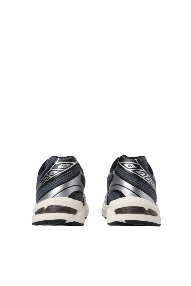 (ASICS) 젤-1130 - 스틸 그레이 블랙은 남성용 러닝화로, 러닝룩과 스포티, 캐주얼, 레트로 스타일을 모두 아우르는 디자인입니다. 메쉬와 합성가죽 소재를 사용하여 통기성이 뛰어나고, 사계절 모두 착용 가능합니다. 라운드 앞코에 끈으로 여미는 스타일이며, 중간 굽 높이에 스포츠화 굽 형태를 갖추고 있습니다. SpEVA 미드솔, 듀오 맥스, AHAR+, 젤 쿠셔닝 기술이 적용되어 편안한 착용감을 제공하며, 로고 패턴으로 포인트를 더했습니다.
