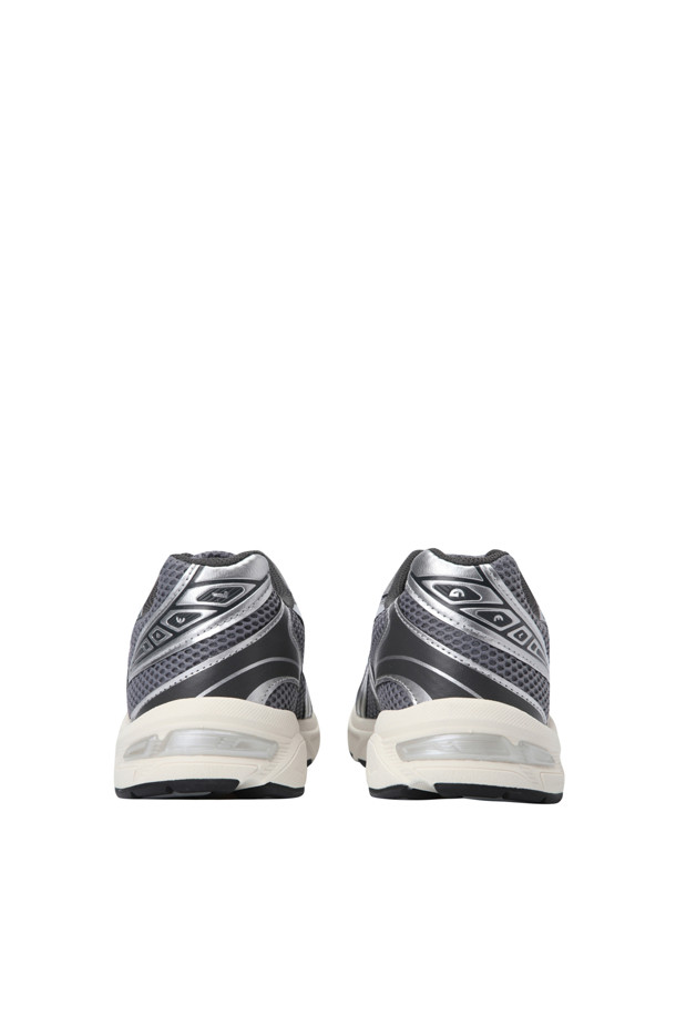 (ASICS) 젤-1130 - 클레이 그레이 퓨어 실버는 남성 러닝을 위한 스니커즈입니다. 그레이와 실버 컬러 조합에 라운드 앞코 디자인으로, 사계절 착용 가능합니다. 메쉬 및 합성가죽 소재를 사용하여 통기성을 높였으며, 젤 쿠셔닝, SpEVA 미드솔, 듀오맥스, AHAR+ 기술이 적용되어 편안한 착화감을 제공합니다. 스포티하면서 레트로한 디자인으로 러닝룩을 완성하며, 끈으로 간편하게 조절할 수 있습니다. 
