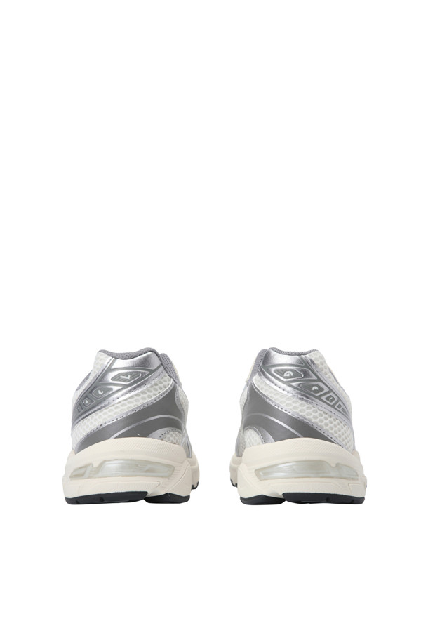 (ASICS) 젤-1130 W - 크림 클레이 그레이는 러닝과 일상에서 모두 활용 가능한 여성 운동화입니다. 크림과 클레이 그레이 컬러 조합이 은은한 멋을 자아내며, 라운드 앞코 디자인으로 편안한 착용감을 제공합니다. 메쉬 및 합성가죽 소재를 사용하여 통기성을 높였으며, 플랫 굽에 끈으로 여미는 스타일입니다. 젤 쿠셔닝, SpEVA 미드솔, 듀오맥스 기술이 적용되어 편안한 착화감을 선사하며, 레트로 디자인이 돋보입니다. 캐주얼, 미니멀, 레트로 스타일의 러닝룩과 산책룩에 매치하기 좋습니다.
