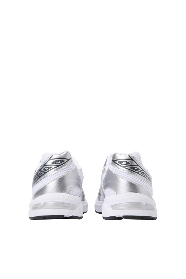 (ASICS) 젤-1130 - 화이트 퓨어 실버는 남성 러닝을 위한 스포티한 스타일의 운동화입니다. 메쉬와 합성가죽 소재를 사용하여 통기성과 경량성을 높였으며, 라운드 앞코에 끈으로 여미는 디자인입니다. 젤 쿠셔닝, SpEVA 미드솔, 듀오맥스, AHAR+ 기술이 적용되어 편안한 착용감을 제공합니다. 화이트와 실버 컬러, 로고 패턴으로 미니멀하면서 세련된 러닝룩을 연출할 수 있습니다.
