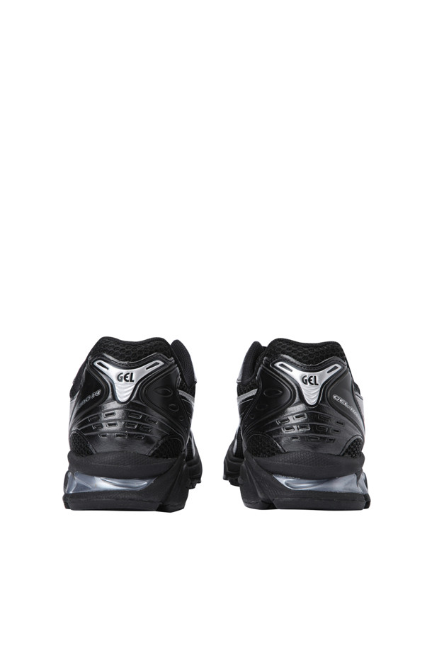 (ASICS) 젤-카야노 14 - 블랙 퓨어 실버는 남성 러닝을 위해 디자인된 운동화입니다. 블랙과 실버 컬러 배색이 스포티하면서도 미니멀한 스타일을 연출합니다. 라운드 앞코에 합성가죽과 메시 소재를 사용하여 내구성과 통기성을 높였습니다. 젤 쿠셔닝과 레이어드 구조, 향상된 착화감으로 편안한 러닝을 지원하며, 끈으로 간편하게 조절 가능합니다. 로우탑 디자인에 로고 패턴이 돋보이며, 사계절 모두 착용 가능합니다.
