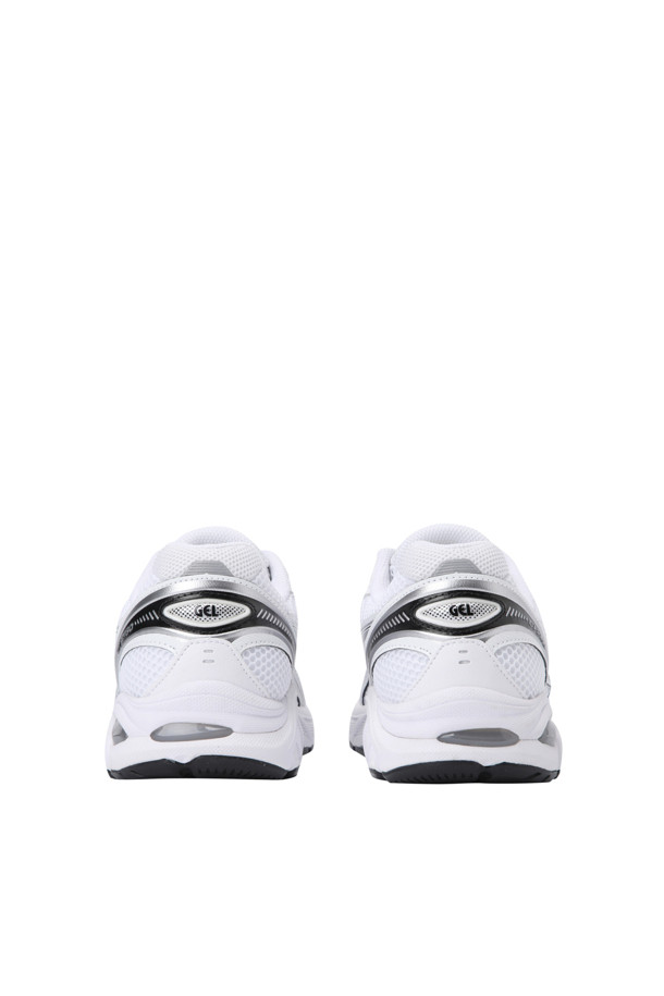 아식스 GT-2160 – 화이트 퓨어 실버 남성 운동화는 러닝, 피트니스, 출근룩에 모두 잘 어울리는 다재다능한 디자인이 특징입니다. 화이트와 실버 컬러의 조화는 미니멀하고 스포티한 스타일을 연출하며, 라운드 앞코와 끈 형식이 편안한 착용감을 제공합니다. 합성가죽과 메쉬 소재를 사용하여 사계절 내내 쾌적하게 착용 가능하며, 특히 메쉬 안감은 통기성을 높여줍니다. 플랫 굽에 젤 쿠셔닝과 이브이에이 미드솔을 더해 러닝 시 충격 흡수와 편안함을 극대화한 러닝화입니다.