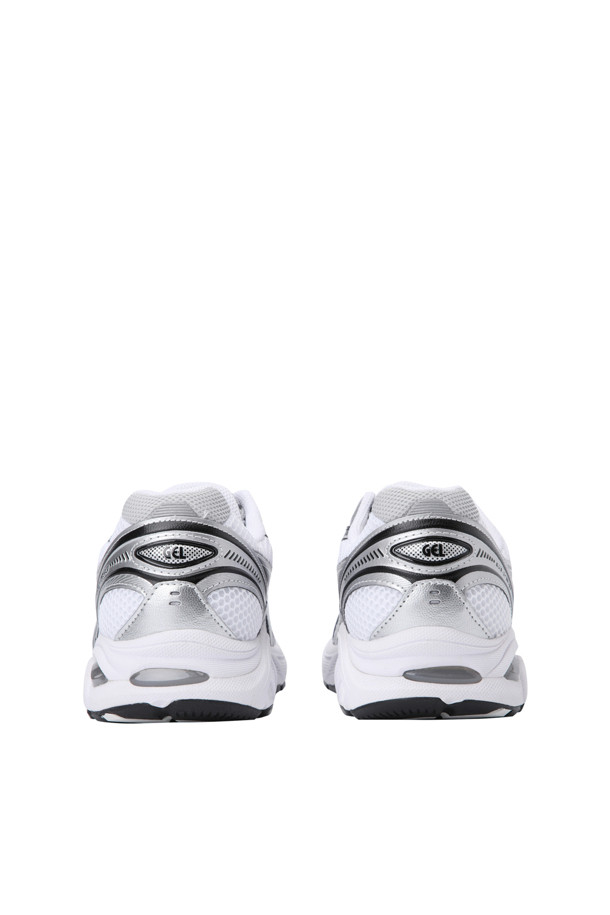 (ASICS) GT-2160 - 화이트 블랙은 남성 러닝을 위한 운동화입니다. 미니멀하고 스포티한 스타일의 이 신발은 사계절 모두 착용 가능하며, 화이트와 블랙 컬러 배색으로 깔끔한 디자인을 자랑합니다. GEL 기술과 EVA 스펀지 미드솔을 적용하여 뛰어난 쿠셔닝과 편안한 착용감을 제공합니다. 무지 패턴으로 어떤 러닝룩에도 잘 어울리며, 일상에서도 세련되게 소화할 수 있습니다.
