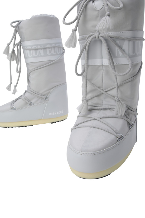 MB 아이콘 나일론 - 글래시어 그레이 부츠는 남녀 모두 착용 가능한 젠더리스 디자인의 겨울용 신발입니다. 생활 방수 기능과 경량 소재를 사용하여 편안한 착용감을 제공하며, 무지 패턴의 그레이 컬러와 캐주얼하고 미니멀한 스타일을 연출합니다. 크로스 레이스 디테일과 슬립온 스타일로 편리하게 신고 벗을 수 있으며, 멀티사이즈 폼 내피가 적용되어 쾌적함을 더했습니다. 플랫 굽 디자인으로 활동성을 높였으며, 일상생활에서 폭넓게 활용하기 좋습니다.
