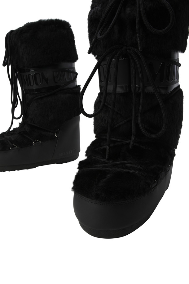 MB 아이콘 퍼(faux fur) - 블랙 부츠는 여성용 겨울 부츠입니다. 블랙 컬러의 무지 디자인으로, 캐주얼, 미니멀, 클래식 스타일을 연출하기 좋습니다. 인조 모피와 고무 소재를 사용하여 보온성과 접지력을 높였으며, 미드컷 탑라인과 슬립온 또는 레이스업 방식을 선택할 수 있습니다. 경량의 플랫 굽과 멀티사이즈 폼 내피, 크로스 튜블러 레이스, PVC 힐 카운터가 특징입니다. 안감은 인조 모피로 마감되어 포근한 착용감을 제공합니다.
