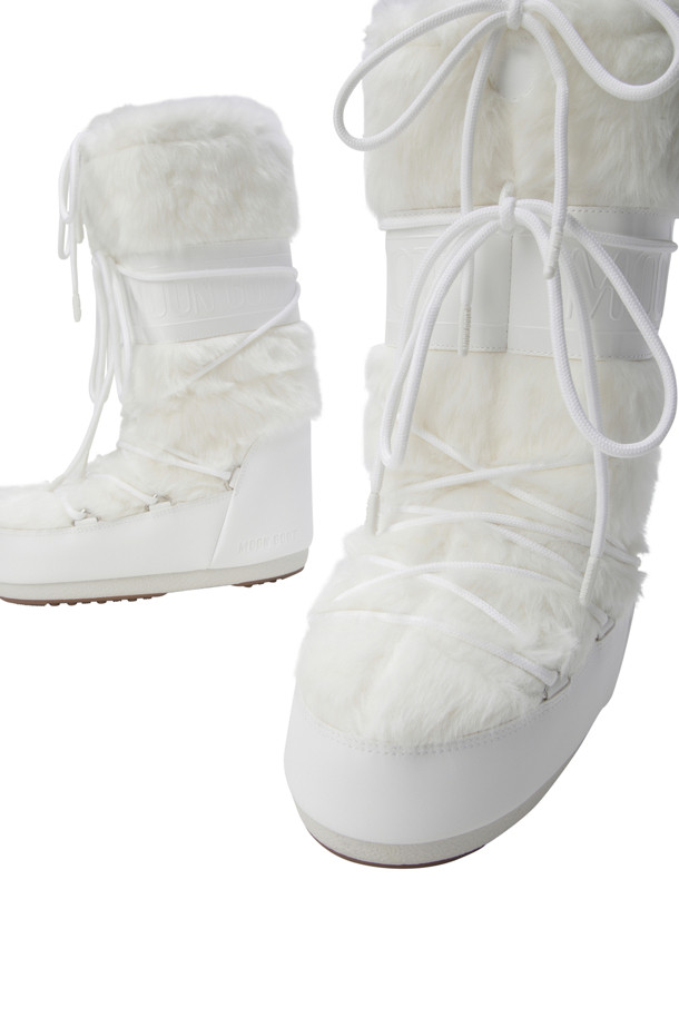 MB 아이콘 포 페이크 퍼 - 옵티컬 화이트는 여성용 부츠로, 겨울철 일상에서 따뜻하고 스타일리시하게 착용할 수 있습니다. 둥근 앞코와 플랫 굽 디자인으로 편안한 착용감을 제공하며, 인조 모피 안감과 보온성을 높여주는 특징을 지닙니다. 눈처럼 깨끗한 옵티컬 화이트 컬러와 무지 패턴이 미니멀, 클래식한 스타일을 연출합니다. 슬립온 또는 레이스업 방식으로 간편하게 신고 벗을 수 있으며, 경량 소재와 멀티사이즈 폼 내피로 편안함과 사이즈 조절 기능을 더했습니다.
