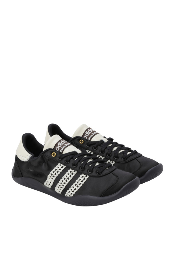 아디다스 X 웨일즈 보너 KARINTHA LO 새틴 - 코어 블랙/다크 브라운/크림 화이트 여성 운동화는 일상 및 캐주얼 스타일을 위한 제품입니다. 라운드 앞코에 로우 컷 탑라인, 레이스업 여밈으로 클래식한 디자인을 강조하며, 봄, 여름, 가을 계절에 착용하기 좋습니다. 블랙, 다크브라운, 크림 화이트의 세 가지 색상 조합과 새틴 소재가 은은한 광택감을 선사합니다. 크로셰와 스트라이프 패턴이 돋보이며, 웨일즈 보너 콜라보레이션으로 특별함을 더했습니다. 데이트룩, 출근룩 등 다양한 TPO에 미니멀하고 캐주얼한 스타일을 연출할 수 있습니다.
