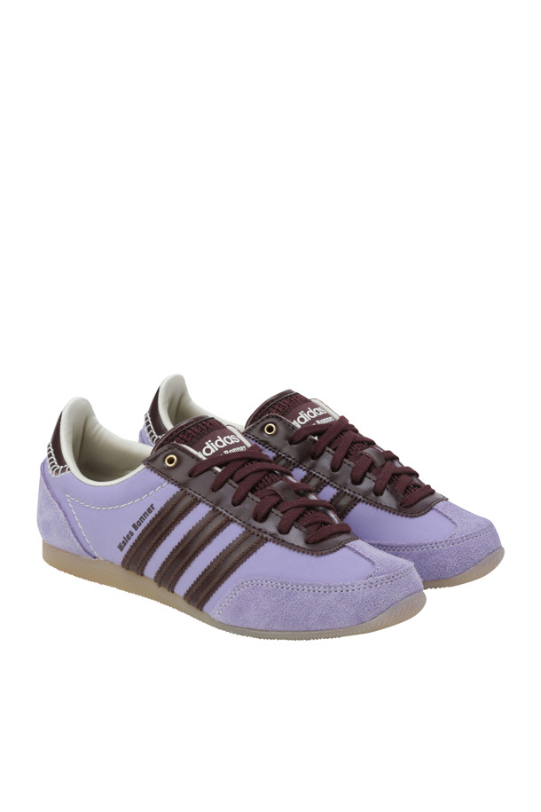 (아디다스 X 웨일즈 보너) 재팬 - 크림 화이트/라이트 퍼플/나이트 레드는 여성용 운동화입니다. 크림 화이트, 라이트 퍼플, 나이트 레드의 세련된 컬러 조합이 돋보이며, 라운드 앞코와 끈으로 여미는 디자인이 특징입니다. 가죽과 고무 소재로 제작되어 편안한 착화감을 제공하며, 낮은 굽 높이와 플랫한 굽 타입으로 안정감을 더했습니다. 레트로 무드를 기반으로 T-토우 대비 스티치 디테일, 슬림한 검솔, 빈티지 감성이 조화를 이루어 산책룩, 캐주얼 스타일, 스포티 무드에 모두 잘 어울립니다.
