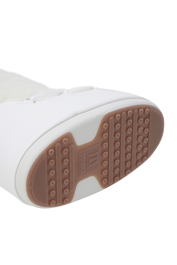 엠비 아이콘 퍼 부츠 - 옵티컬 화이트는 겨울철 데일리룩, 산책룩, 동네 마실룩에 어울리는 여성 부츠입니다. 라운드 앞코에 플랫 굽으로 편안함을 더했으며, 미니멀, 캐주얼, 클래식 스타일을 연출하기 좋습니다. 부드러운 퍼 안감과 PVC, 나일론, 퍼 소재를 사용하여 따뜻하고 포근한 착용감을 제공합니다. 레이스업 디자인과 미끄럼 방지 밑창, 입구 조절 기능, 실버톤 메탈 아일릿, 교차형 튜브 레이스가 특징입니다. 화이트 컬러의 무지 디자인으로 다양한 스타일에 매치하기 용이합니다.
