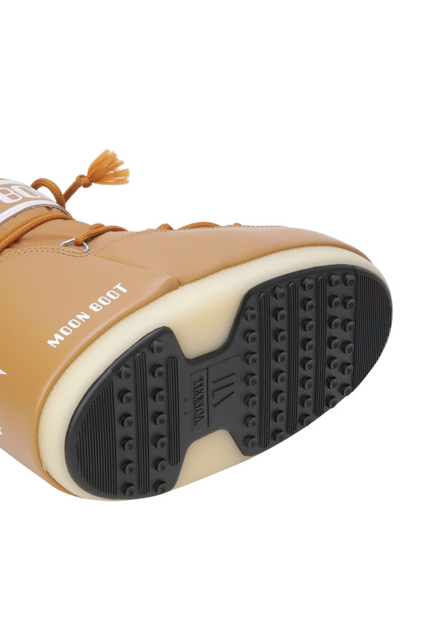 MB 아이콘 로우 나일론 부츠 - 코냑은 여성용 부츠로, 가을과 겨울에 따뜻하고 스타일리시하게 착용할 수 있습니다. 코냑색상의 나일론, PVC, 고무 소재를 사용하여 제작되었으며, 플랫 굽으로 편안한 착용감을 제공합니다. 방수 기능과 미끄럼 방지 밑창으로 기능성을 더했으며, 레이스업 스타일과 실버톤 메탈 아일릿이 특징입니다. 캐주얼, 미니멀, 클래식 스타일의 겨울 데일리룩, 산책룩, 여행룩에 모두 잘 어울립니다. 발수 기능과 입구 조절 기능으로 실용성을 높였습니다.
