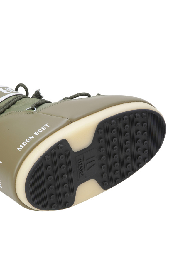 MB 아이콘 로우 나일론 부츠 - 카키는 캐주얼, 미니멀, 고프코어 스타일을 즐기는 여성들을 위한 부츠입니다. 가을, 겨울에 적합하며, 일상, 산책, 여행 등 다양한 TPO에 활용할 수 있습니다. 100% 발수 기능을 갖춘 나일론, PVC, 고무 혼방 소재로 제작되어, 눈이나 비가 오는 날씨에도 쾌적하게 착용 가능합니다. 실버톤 메탈 아일릿과 교차형 튜브 레이스가 특징이며, 미끄럼 방지 고무 트레드 밑창으로 안정적인 보행을 도와줍니다. 입구 부분 끈 조절을 통해 편안한 착용감을 제공하며, 좌우 구분 없이 편리하게 신을 수 있습니다.
