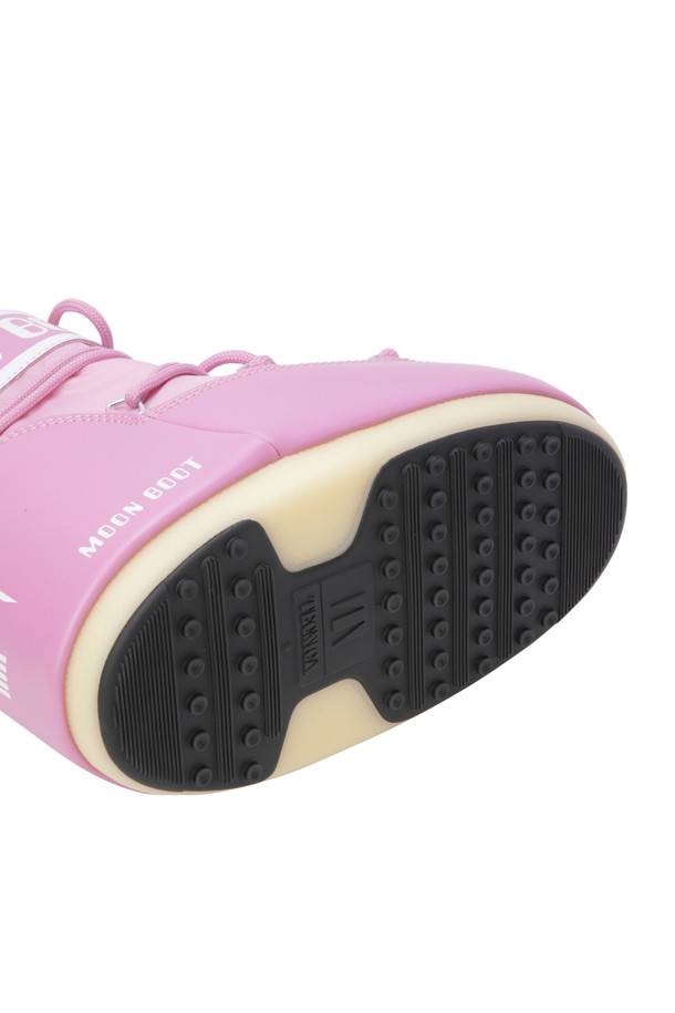 MB 아이콘 로우 나일론 부츠 - 핑크 (230 사이즈)는 겨울철 여성의 스타일을 책임질 부츠입니다. 라운드 앞코에 핑크 컬러가 사랑스러운 분위기를 연출하며, 캐주얼, 미니멀, 고프코어 스타일을 모두 소화할 수 있습니다. 발수 기능의 나일론, PVC, 고무 소재로 제작되어 일상, 여행, 휴가 등 다양한 TPO에 적합합니다. 앵클 탑라인과 레이스업 디자인, 실버톤 메탈 아일릿, 교차형 튜브 레이스, 그리고 미끄럼 방지 고무 트레드 밑창이 특징입니다. 굽 높이는 로우 플랫이며, 입구 부분 끈으로 착용감을 조절할 수 있습니다.
