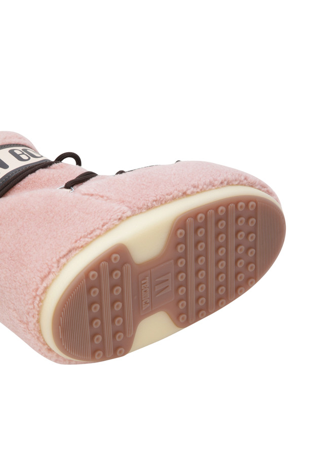 MB 아이콘 로우 플리스 부츠 - 핑크는 여성 및 젠더리스를 위한 겨울 부츠입니다. 라운드 앞코에 플랫 굽으로 편안함을 강조했으며, 플리스 안감과 PVC, 나일론, 플리스 소재를 사용하여 보온성을 높였습니다. 앵클 탑라인과 레이스업 잠금장치 디자인이 특징이며, 미끄럼 방지 밑창과 실버톤 메탈 아일릿, 교차형 튜브 레이스, 그리고 입구 끈 조절 기능으로 실용성을 더했습니다. 겨울 데일리룩, 산책룩, 동네 마실룩 등 캐주얼, 미니멀, 고프코어 스타일을 즐기는 분들께 적합합니다.