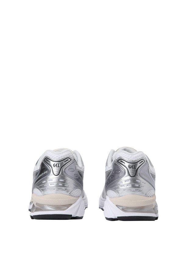 (AISCS) 젤-카야노 14 - 옵시디안 그레이/시멘트 그레이는 남성 러닝을 위해 디자인된 운동화입니다. 그레이와 화이트 컬러 배색에 라운드 앞코, 끈으로 여미는 디자인이 특징입니다. 메쉬 및 합성가죽 소재를 사용하여 통기성을 높였으며, 젤 쿠셔닝, SpEVA 미드솔, 듀오맥스, AHAR+ 기술이 적용되어 편안한 착용감을 제공합니다. 레트로 스타일과 스포티한 감각을 동시에 느낄 수 있으며, 사계절 어떤 룩에도 잘 어울리는 캐주얼한 아이템입니다.
