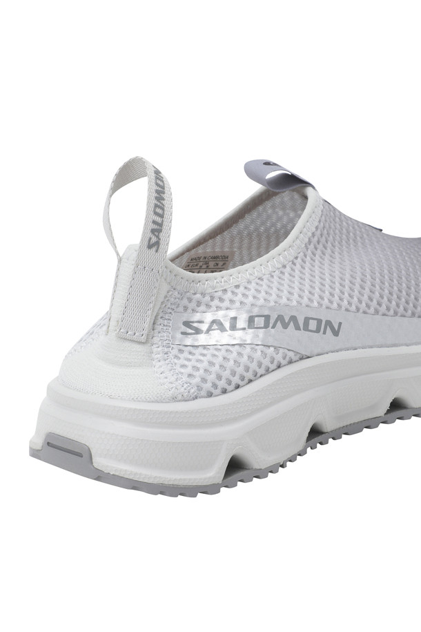 RX MOC 3.0 - Glacier Gray/Sharkskin/Silver Metallic X 남성 운동화는 그레이와 실버 컬러의 조화가 돋보이는 슬립온 스타일의 제품입니다. 메쉬와 EVA 소재를 사용하여 봄, 여름, 가을 계절에 적합하며, 라운드 앞코와 로우탑 디자인으로 편안한 착용감을 제공합니다. 오버사이즈 EVA 미드솔, 에너지 리턴, 부드러운 착화감, 심리스 컴포트, 그리고 경량성을 갖춰 운동 및 일상생활에서 폭넓게 활용할 수 있습니다.
