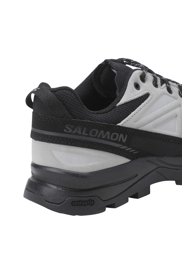 **X-ALP 레더 (블랙/캐슬록/다크 시트론) 남성 운동화**

X-ALP 레더 (블랙/캐슬록/다크 시트론)는 하이킹과 일상 모두에 적합한 남성용 운동화입니다. 블랙, 그레이, 시트론 색상 조합으로, 사계절 모두 착용 가능합니다. 라운드 앞코에 레이스업 스타일로 편안함을 더하며, 로우탑 디자인으로 활동성을 높였습니다. 스웨이드, 캔버스, 고무 소재를 사용하여 내구성과 디자인을 동시에 잡았습니다. 3D 에징 섀시, 측면 파워 밴드, 발가락 보호 기능이 특징입니다. 산책룩, 캐주얼, 미니멀, 스포티 스타일을 연출하기 좋습니다.
