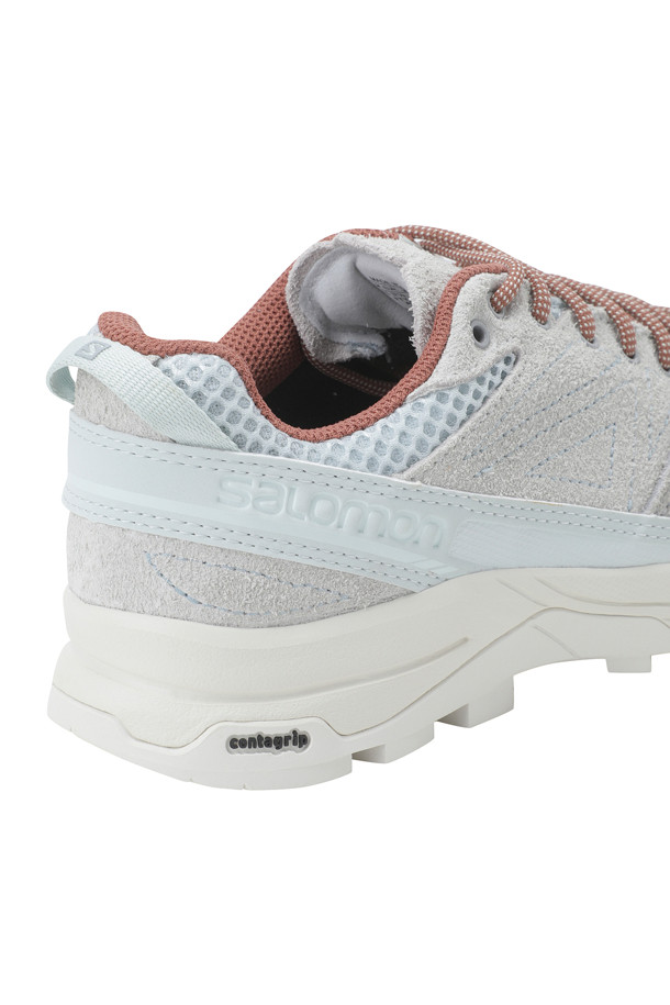 X-ALP SUEDE (엑스-알프 스웨이드) 남성 운동화는 Ice Flow, Quarry, Russet 세 가지 색상으로 출시되었습니다. 라운드 앞코 디자인과 레이스업 스타일로, 봄, 여름, 가을 계절에 걸쳐 러닝 및 일상용으로 활용하기 좋습니다. 스웨이드와 메시 소재를 사용하여 통기성을 높였으며, 3D 오픈 메시, 자수 디테일, 고무 보호 디테일, 측면 파워 밴드 등의 특징이 있습니다. 플랫 굽에 로우탑 디자인으로 캐주얼, 미니멀, 스포티한 스타일 연출에 적합합니다.
