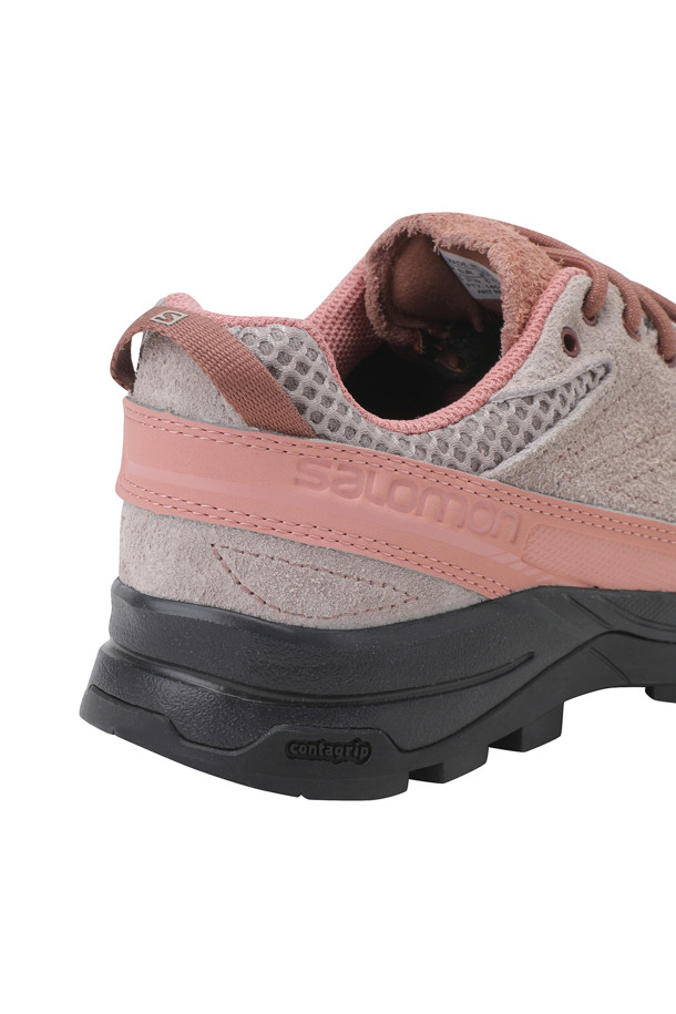 X-ALP SUEDE (엑스-알프 스웨이드) 운동화는 남성을 위한 캐주얼, 스포티, 미니멀 스타일의 신발입니다. Etherea (에테리아), Russet (러셋), Hyma Pink (히마 핑크) 세 가지 컬러로 출시되어 사계절 내내 다양한 룩에 매치하기 좋습니다. 라운드 앞코에 스웨이드와 메시 소재를 사용하여 통기성을 높였으며, 자수 패턴과 레이스업 디자인으로 포인트를 주었습니다. 3D 오픈 메시 소재, 고무 토캡, 측면 파워 밴드, 보호용 디테일 등 다양한 특징이 돋보입니다. 운동, 일상에서 활동적인 스타일을 연출하기에 적합하며, 동네 마실룩, 산책룩, 피트니스룩에 잘 어울립니다.
