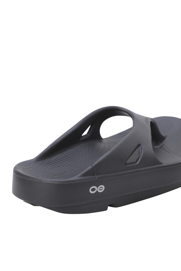 **오리지널 샌들 - 블랙 (사이즈 220 / 280)**

가볍고 편안한 착용감을 선사하는 오리지널 샌들입니다. 일상, 휴가, 산책 등 다양한 상황에 어울리는 디자인으로, 캐주얼, 미니멀, 리조트룩 스타일을 연출하기 좋습니다. 블랙 컬러의 무지 디자인으로, 남성 고객을 위한 여름 샌들입니다. 고무 소재를 사용하여 충격 흡수 및 통기 기능이 뛰어나며, 인체공학적 설계와 발아치 지지로 편안함을 더했습니다. 플랫 굽으로 편안한 착용감을 제공하며, 일체형 바디로 제작되었습니다.
