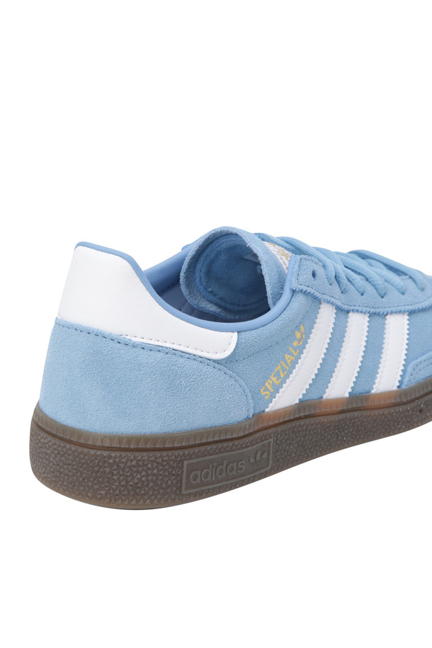 **핸드볼 스페지알 - 라이트 블루 / 클라우드 화이트 / 검**은 여성들을 위한 캐주얼 스니커즈입니다. 라이트 블루, 화이트, 검 세 가지 색상의 조화가 시선을 사로잡으며, 봄, 여름, 가을 계절에 두루 신기 좋습니다. 부드러운 스웨이드와 내구성이 뛰어난 고무 소재로 제작되었으며, 라운드 앞코 디자인과 낮은 굽으로 편안한 착용감을 제공합니다. 오쏘라이트 안감과 향균, 방취 기능을 더해 위생적이며, 끈으로 발을 안정적으로 잡아줍니다. 동네 마실룩, 산책룩, 여행룩 등 다양한 TPO에 미니멀하고 클래식한 스타일을 더해줄 아이템입니다.
