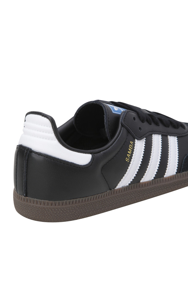 삼바 OG - 코어 블랙 / 클라우드 화이트 / 검(Samba OG - Core Black / Cloud White / Gum)은 여성 고객을 위한 신발입니다. 일상과 캐주얼 스타일에 적합하며, 사계절 내내 착용할 수 있습니다. 라운드 앞코 디자인에 레더(leather) 소재를 사용하여 클래식하면서도 미니멀한 느낌을 줍니다. 레이스(lace) 여밈과 로우탑 디자인으로 편안한 착용감을 제공하며, 동네 마실룩과 산책룩에 잘 어울립니다.
