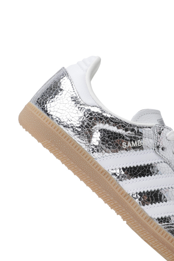 삼바 OG - 실버 메탈릭 / 클라우드 화이트 / 코어 화이트는 여성들을 위한 스니커즈입니다. 일상, 동네 마실룩, 쇼핑룩에 어울리는 디자인으로, 사계절 모두 착용 가능합니다. 실버와 화이트 컬러 조합에 라운드 앞코, 레이스 여밈이 특징이며, 메탈릭 디테일이 돋보입니다. 가죽 소재로 제작되어 미니멀, 캐주얼, 클래식 스타일을 즐기는 분들께 추천합니다.
