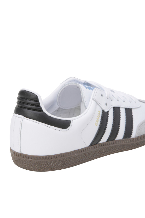 삼바 OG (Cloud White / Core Black / gum)는 여성용 신발로, 일상 및 캐주얼 스타일에 적합합니다. 부드러운 레더 소재로 제작되었으며, 라운드 앞코와 플랫 굽 디자인이 특징입니다. 화이트, 블랙, 검 컬러 배색에 무지 패턴으로, 레이스 여밈과 로우탑 디자인이 클래식하면서도 미니멀한 스타일을 연출합니다. 동네 마실룩, 산책룩 등 다양한 TPO에 활용 가능하며, 캐주얼한 스타일을 선호하는 여성에게 추천합니다.
