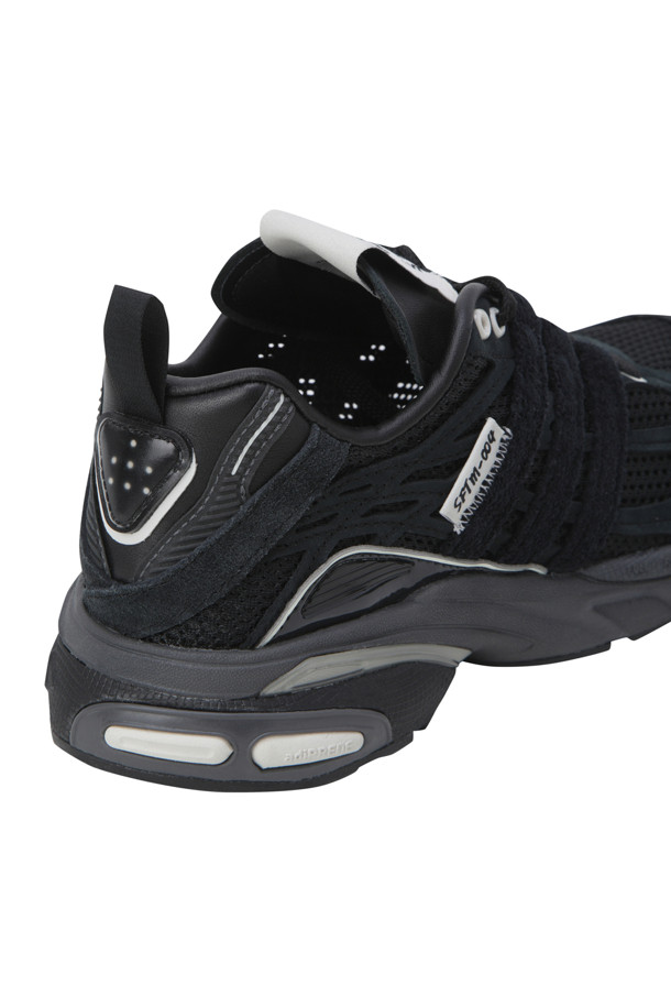 (아디다스 X 송 포 더 뮤트) 아디스타 쿠션 - 코어 블랙 / 코어 블랙 / 크림 화이트는 남성용 운동화입니다. 송아지 가죽, 고무, 패브릭 소재로 제작되었으며, 블랙과 크림 화이트 컬러의 모노크롬 디자인이 특징입니다. 끈으로 묶는 로우탑 스타일로, 낮고 플랫한 굽이 편안한 착화감을 선사하며, 미니멀, 클래식, 캐주얼 스타일을 연출하기 좋습니다. 데이트룩, 출근룩 등 다양한 TPO에 활용하여 도시적인 분위기를 더할 수 있습니다.
